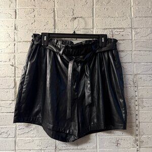 Jolie & Joy Black Faux Leather Belted Shorts – Size 2X